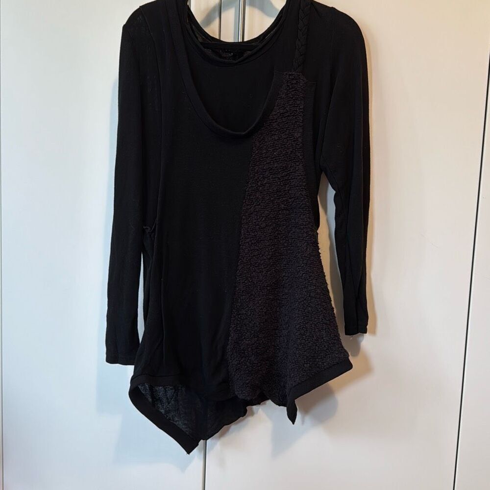 Panitti black, long-sleeved top with an asymmetrical‎ hem and textured detailing